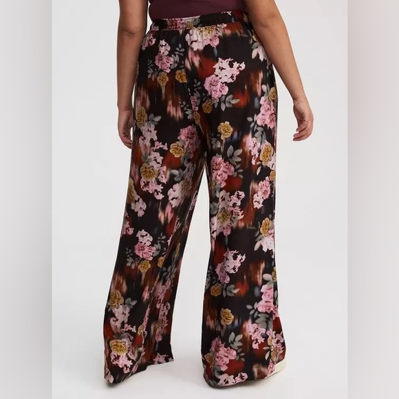 NWT TORRID Wide Leg High-Rise Challis Pant - Picture 2 of 9